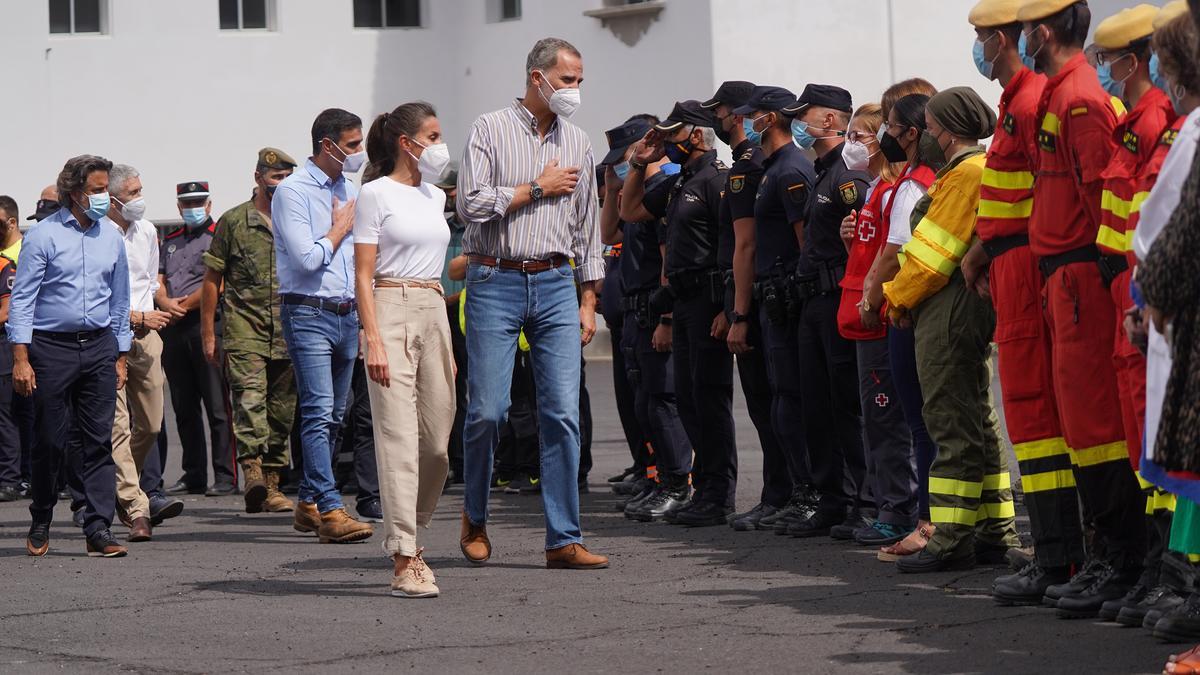 Los Reyes visitan el acuartelamiento del Fuerte donde se encuentran parte de las personas desalojadas tras la erupción del volcán en La Palma.