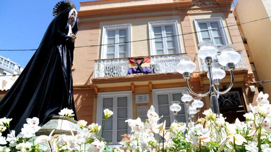 La Virgen de las Angustias a su paso por el colegio Montessori, en Emilio Calzadilla.