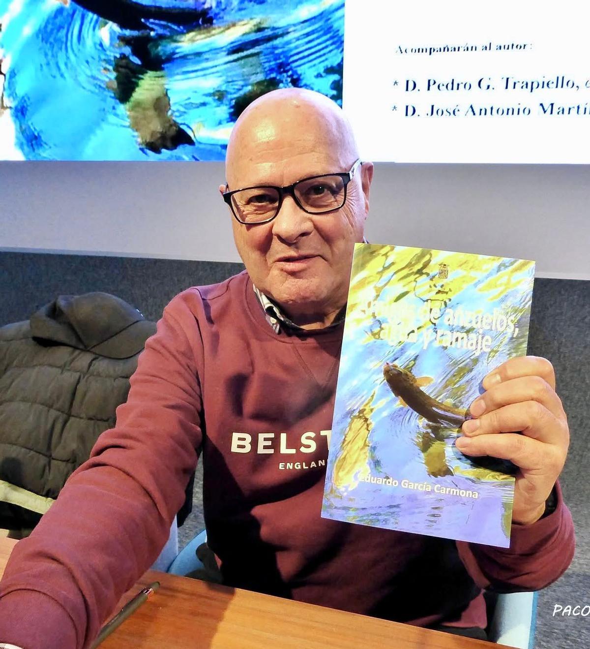 Eduardo García Carmona, con su nuevo libro.