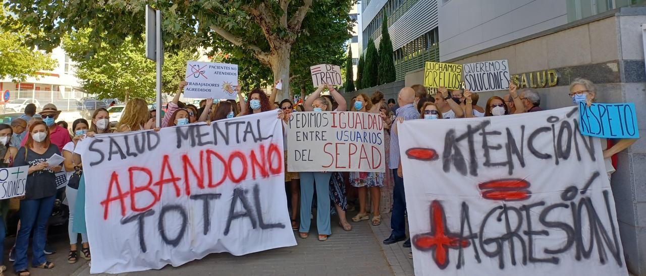 Trabajadores y familiares del centro sociosanitario de Mérida concentrados frente al SES.