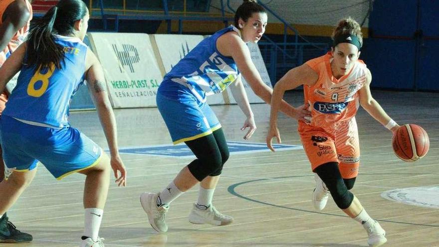 Marina Lizarazu deja atrás a una rival en un partido anterior de liga.