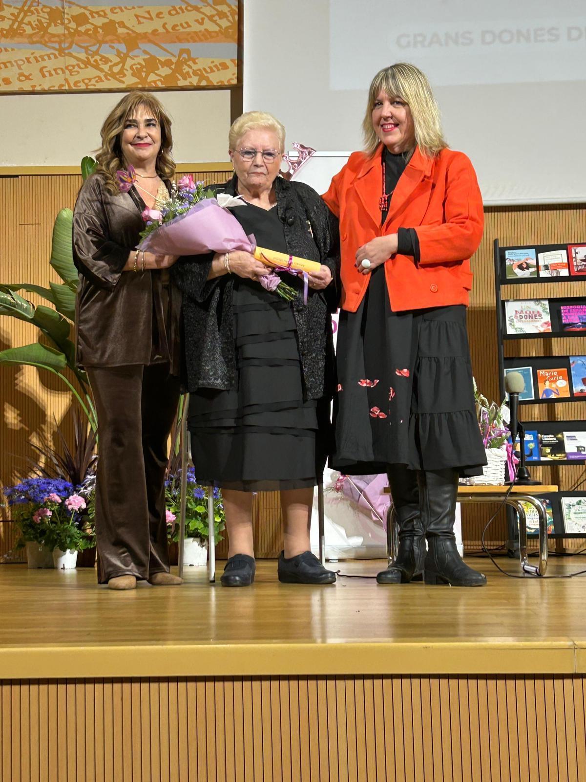 La subdirectora de Levante-EMV, Isabel Olmos, entrega el premio a Amparo Fandos.