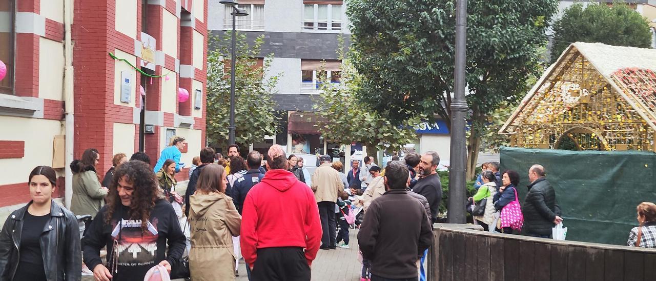 Vecinos de Mieres, en el entorno del colegio Liceo. | A. Velasco