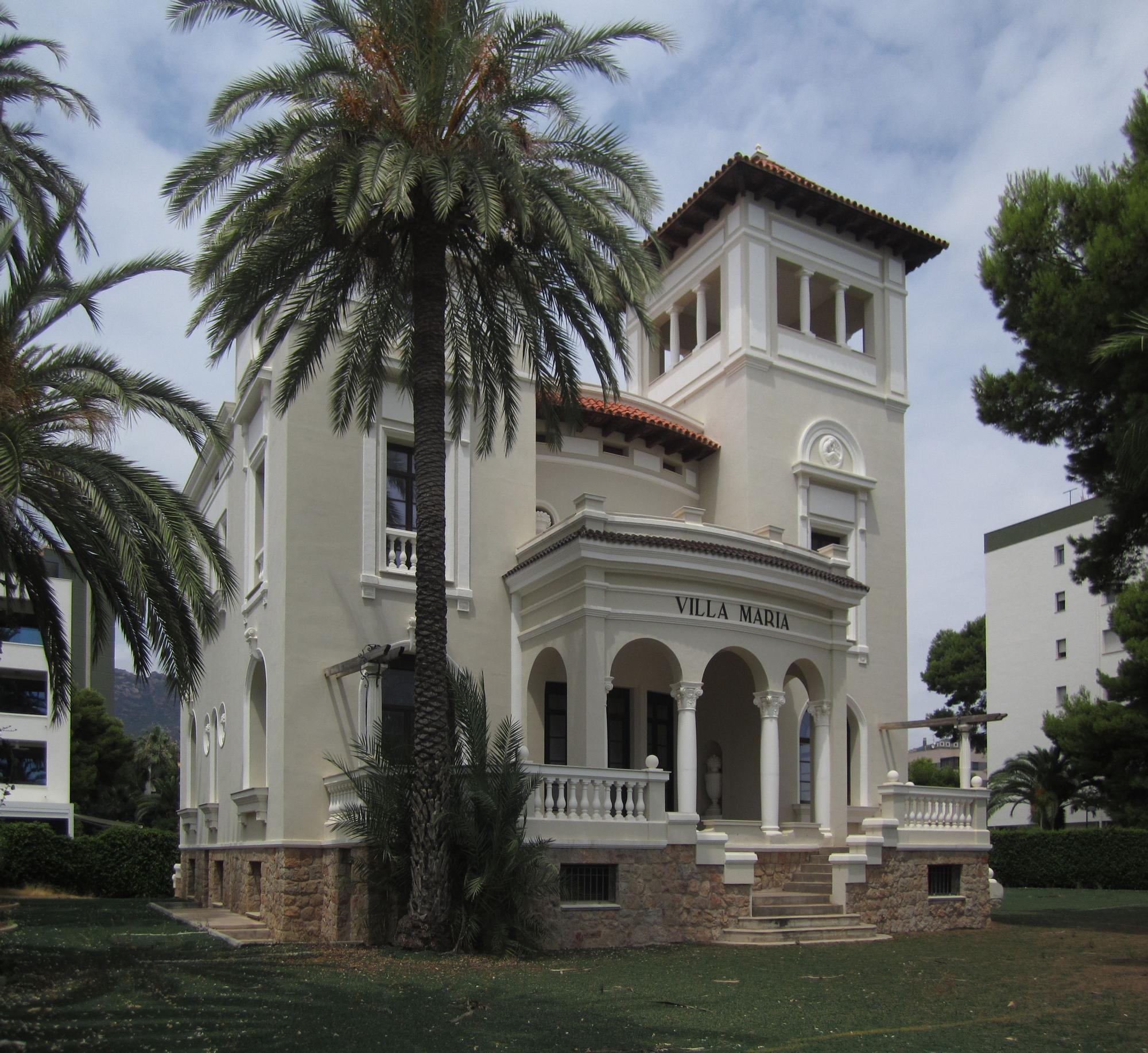 Villa María (1925) de estilo tardoelecticista, obra del arquitecto Francesc Maristany, restaurada en los últimos años.