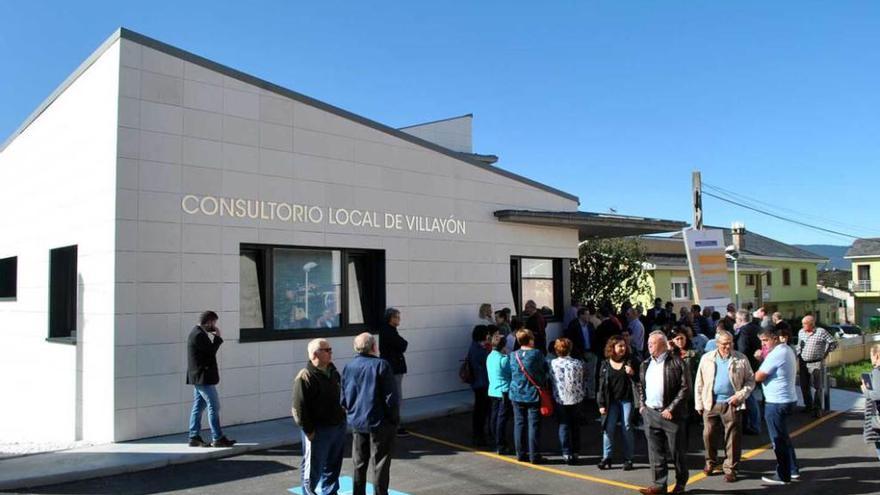 Asistentes a la inauguración del centro de Villayón.