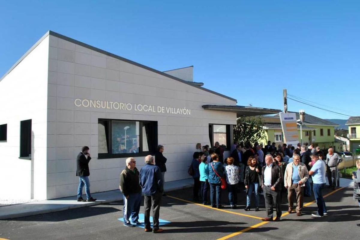 Asistentes a la inauguración del centro de Villayón.