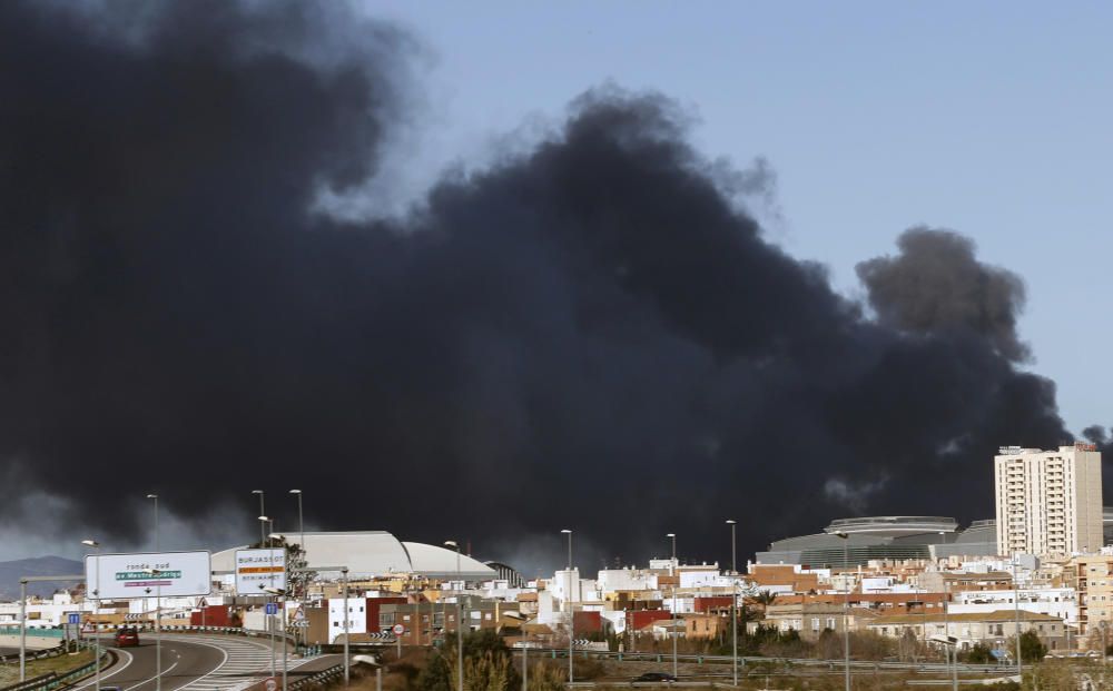 Espectacular incendi en una química de Paterna