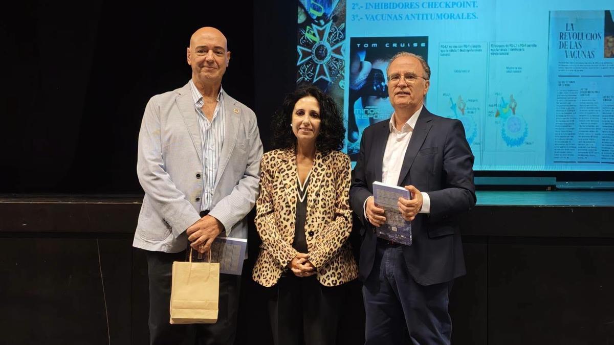 Alberto de la Cruz, esquerda, Margot Lamela e Francisco Blanco no acto inaugural.