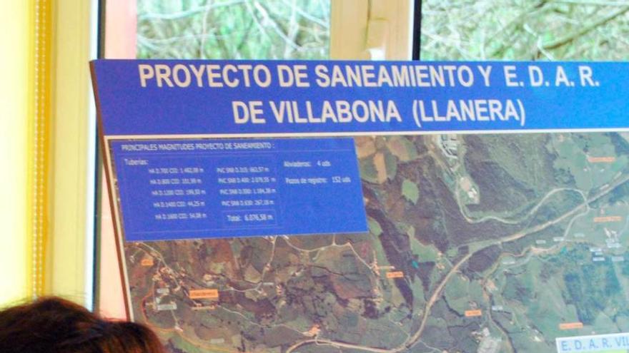 La consejera de Infraestructuras, Ordenación del Territorio y Medio Ambiente, Belén Fernández, junto al panel del saneamiento de Villabona.