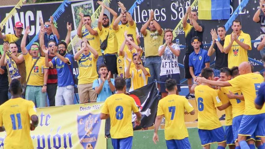 Aficionados celebran un gol del Orihuela