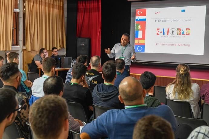 GRAN CANARIA  18-03-19   VECINDARIO. SANTA LUCIA DE TIRAJANA.   Encuentro Internacional en Santa Lucía. Acto de apertura del Encuentro Internacional, con alumnos de Francia, Portugal, Eslovenia, Turquía y de Santa Lucía en el IES Santa Lucia.  FOTOS: JUAN CASTRO  | 18/03/2019 | Fotógrafo: Juan Carlos Castro