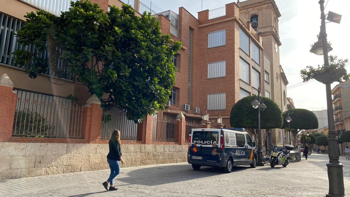 La policía científica visita el colegio afectado por el incendio.