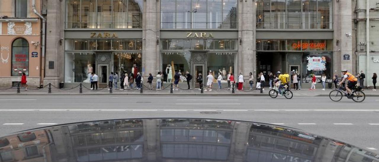 Clientes hacen cola en una tienda de Zara en San Petersburgo.