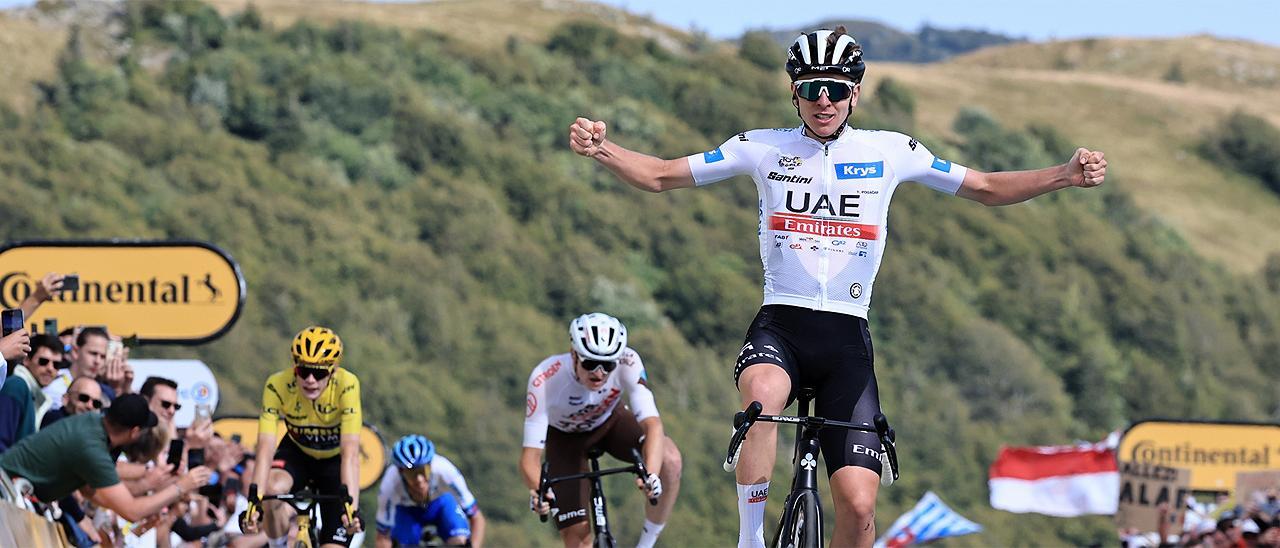Tadej Pogacar levanta los brazos al ganar la 20ª etapa del pasado Tour de Francia.