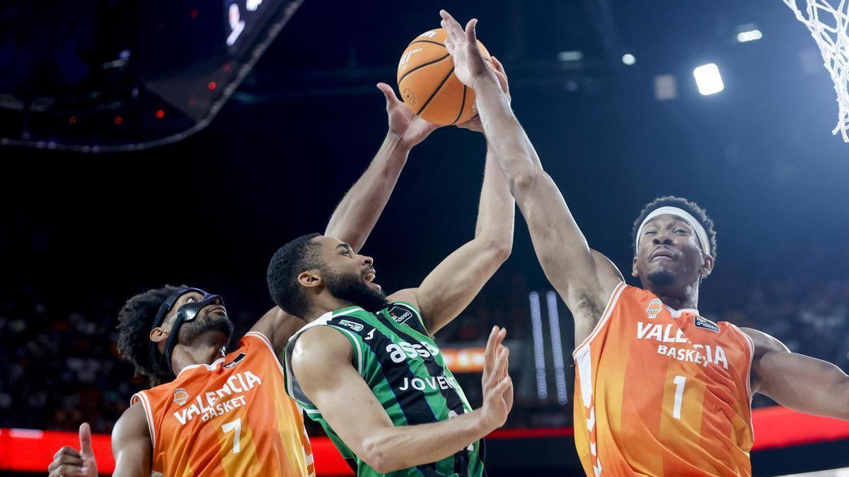 SEMIFINAL LIGA ENDESA | El Valencia Basket pone contras las cuerdas al Joventut y se queda a un paso de la final