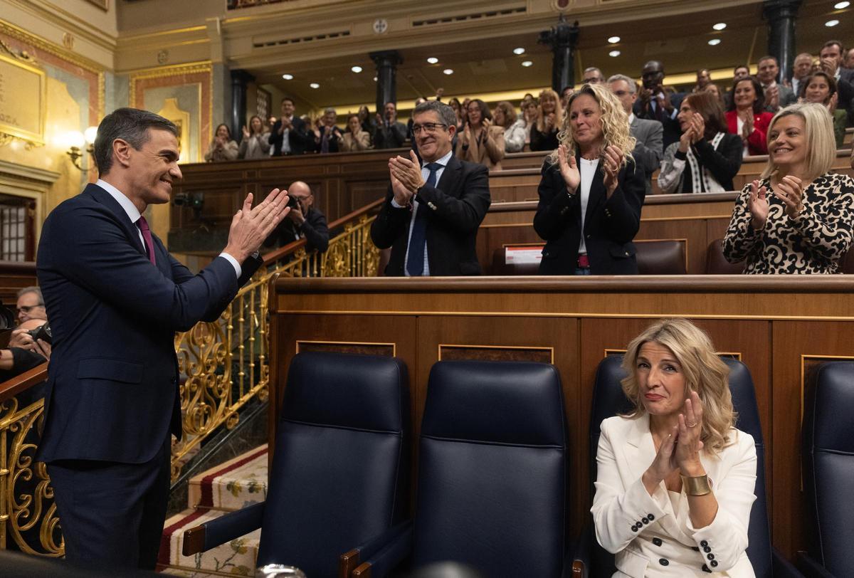 Pedro Sánchez aplaude a la bancada socialista tras su intervención.