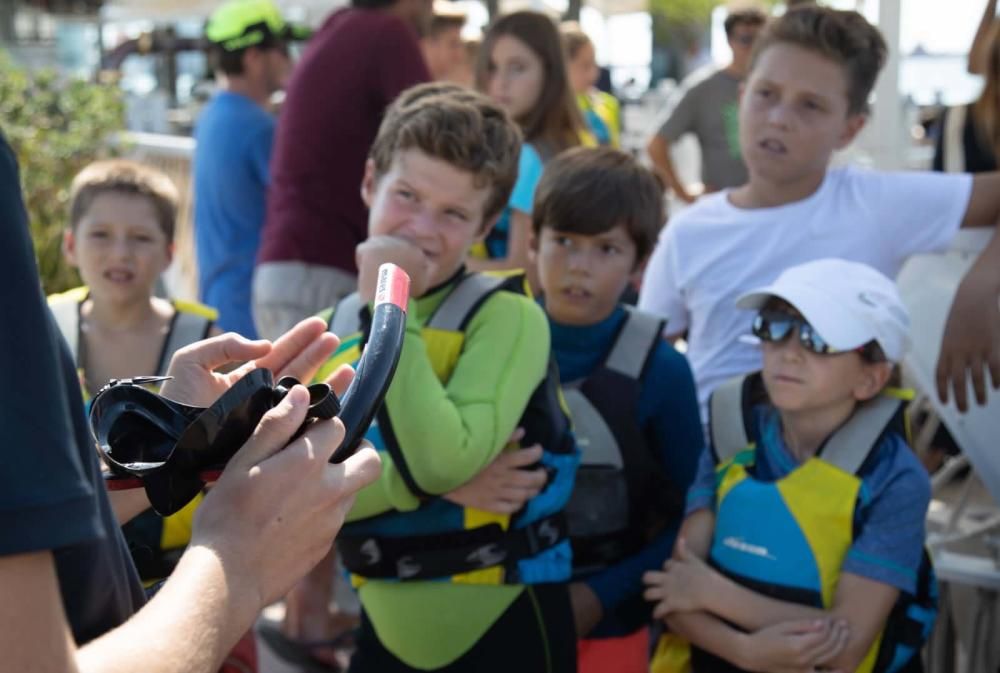 Una treintena de niños y adolescentes participan en la limpieza de fondos marinos programada en la Regata Infantil Marina Ibiza