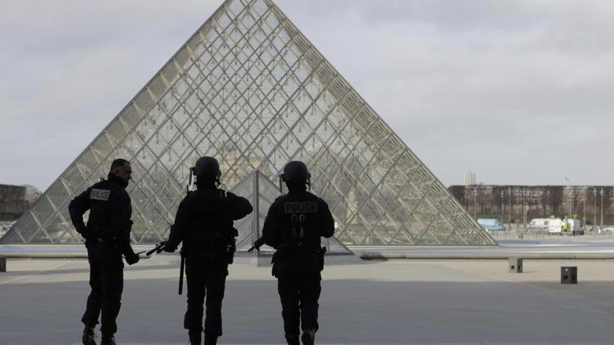 El Louvre, sitiado tras un intento de ataque terrorista