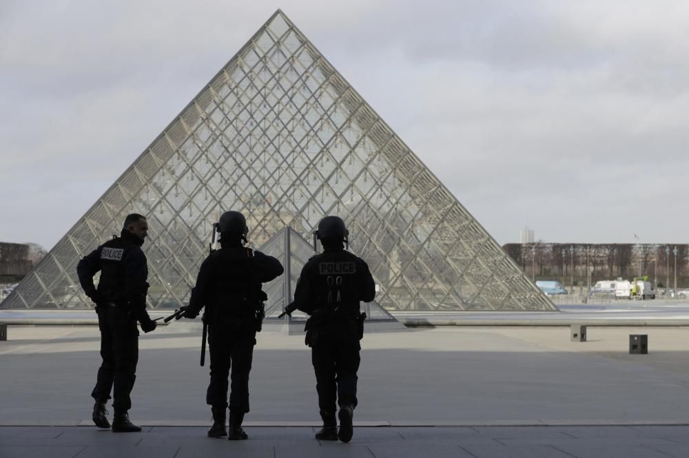 El Louvre, sitiado tras un intento de ataque terrorista