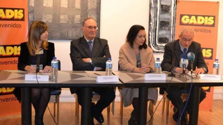 De izquierda a derecha: Ana Lago, directora de Equiocio; José Carlos Díaz Arnau, consejero del grupo Gadisa; Susana Matínez Galdós, concejala de Deportes del Ayuntamiento de Ferrol; y Antonio Cortés Lobato, director de Marketing del grupo Gadisa. l. o.