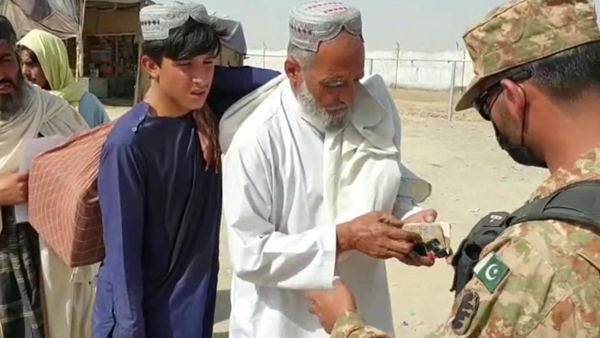 Afganos intentan salir del país a través de la frontera con Pakistán