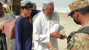 Afganos intentan salir del país a través de la frontera con Pakistán