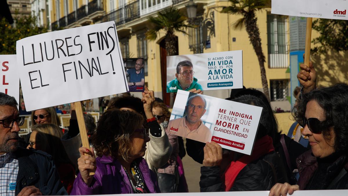 Manifestación en València en defensa de la ley de Eutanasia.