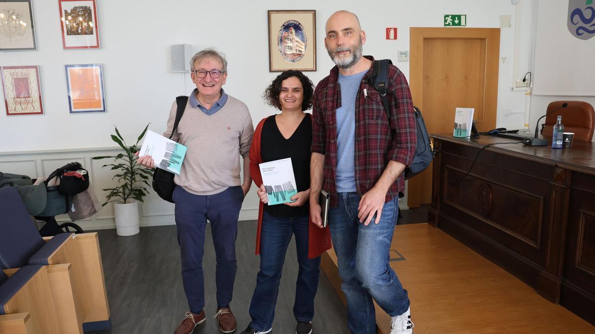 Jaime Cabeza, Iria Vázquez y Javier de Cominges, ayer, en la Facultad de Comercio.