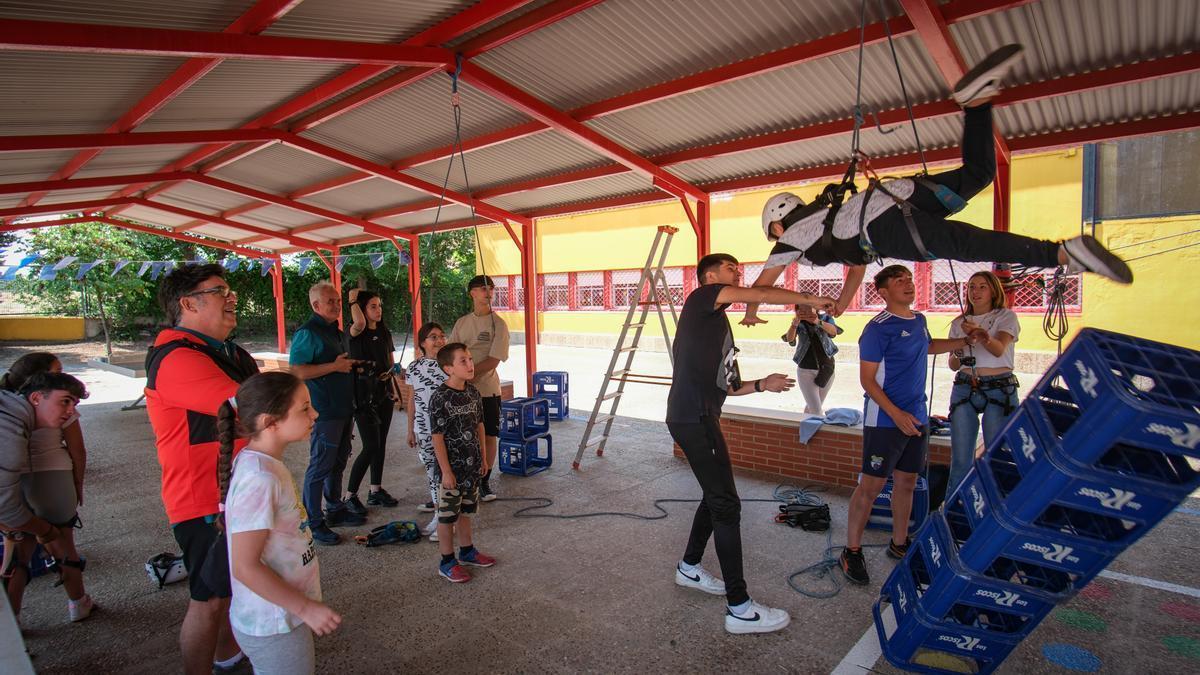 Alumnos en el taller de escalada con cajas.