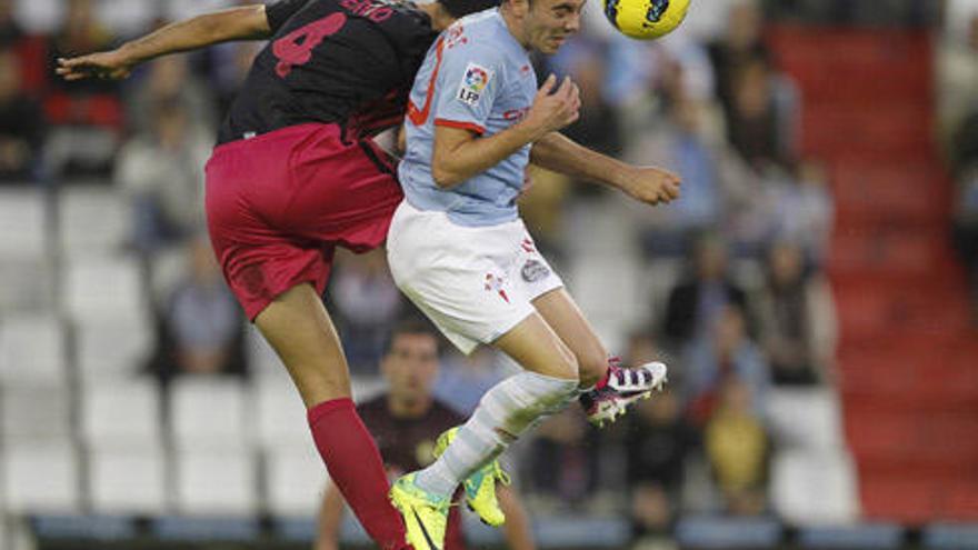 Iago Aspas salta con el alicantino Sergio en busca de un balón. // Ricardo Grobas