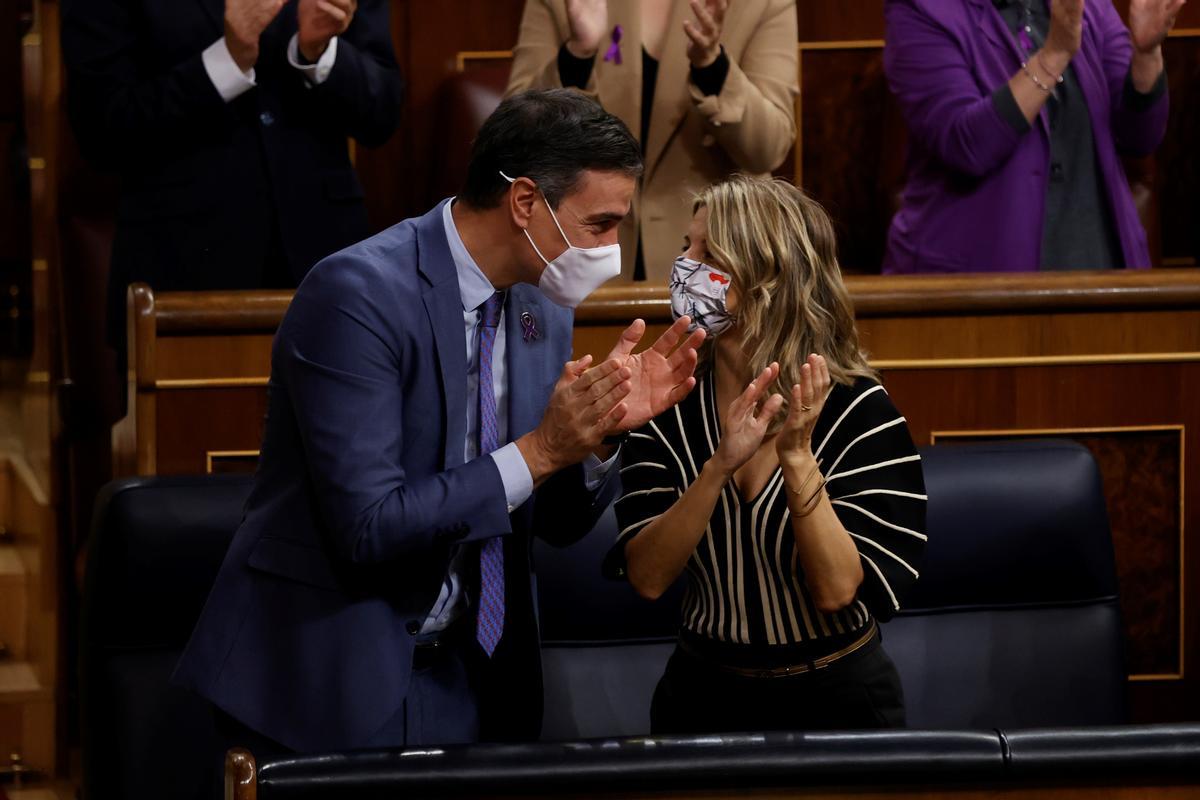 El presidente del Gobierno, Pedro Sánchez, aplaude, junto a la ministra de Trabajo y vicepresidenta segunda, Yolanda Díaz, durante el pleno de este jueves en el Congreso, tras la aprobación de los Presupuestos Generales del Estado.