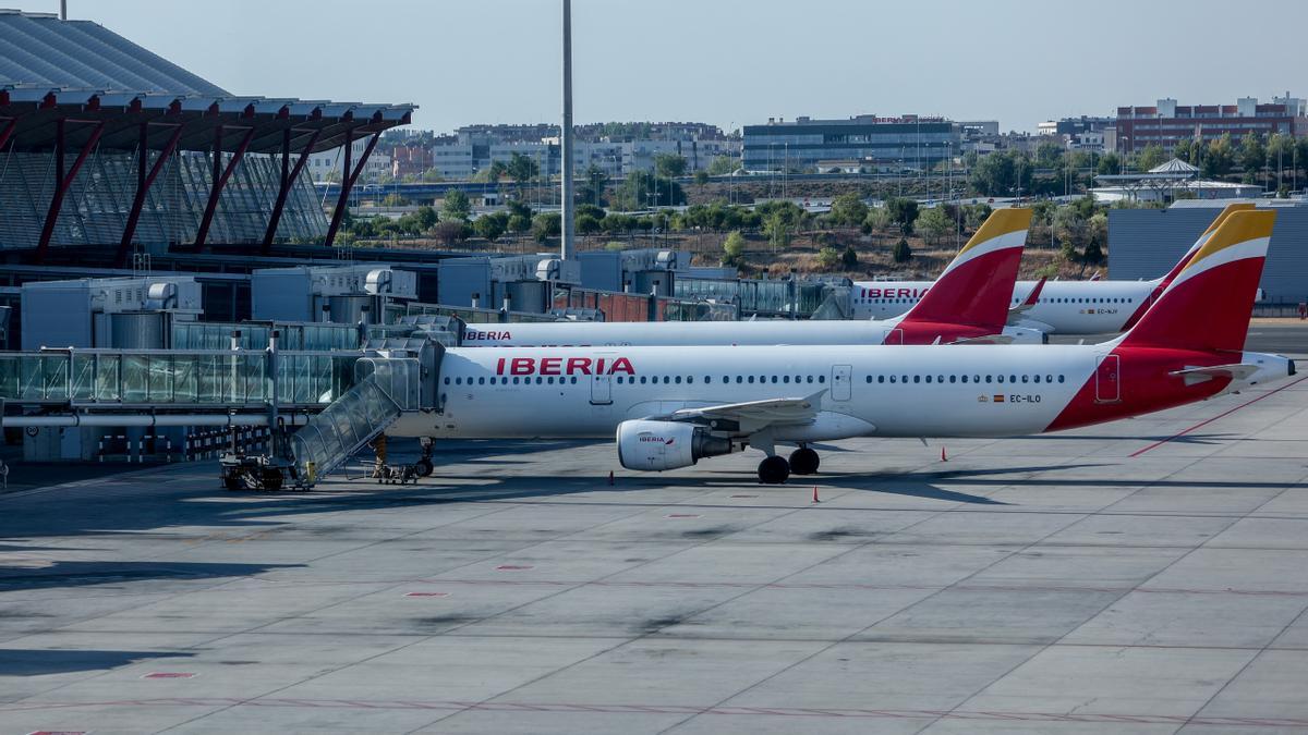 Aviones de Iberia en la pista de la terminal de Barajas.