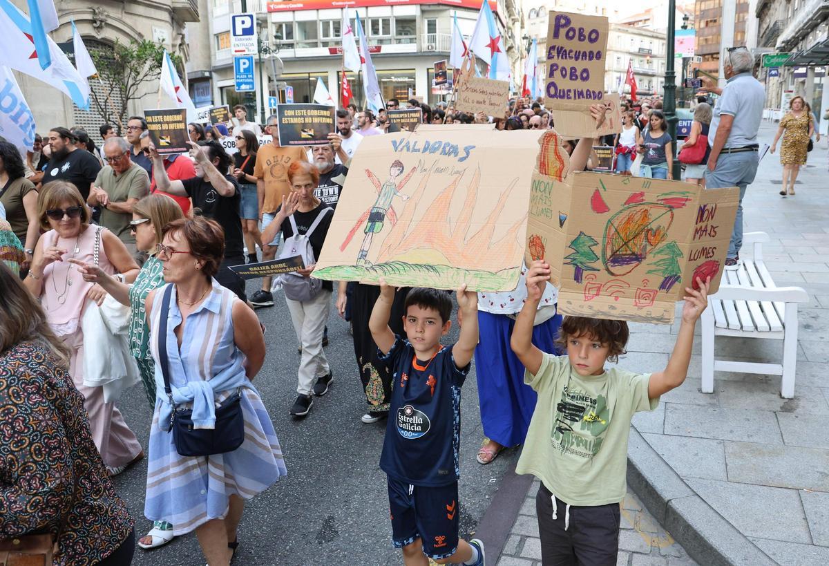 Cientos de personas salen a la calle en Vigo a protestar por la gestión de los incendios... bajo la ceniza