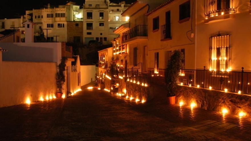 Las calles de Guaro, iluminadas por las velas en una edición anterior.