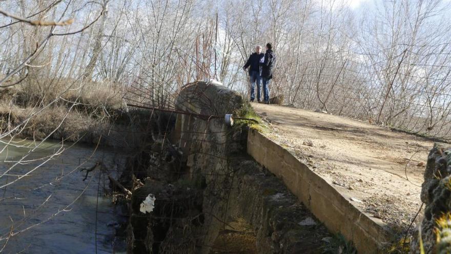 Puente sobre el río Cea en San Miguel del Valle, en muy mal estado.