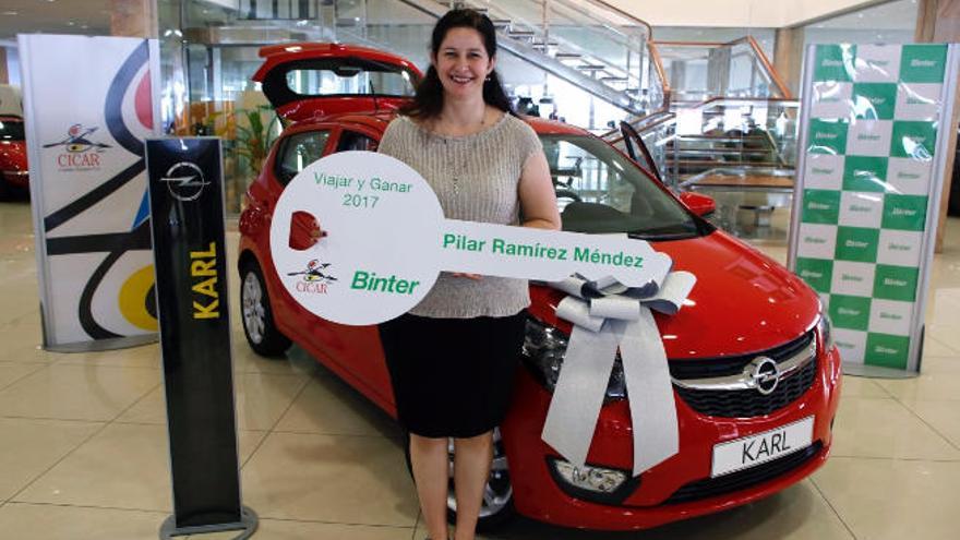 La ganadora, Pilar Ramírez Méndez, recibe el coche Opel Karl.