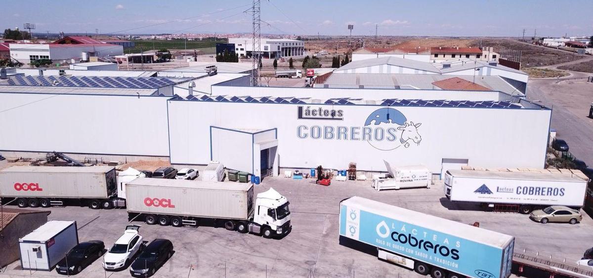 Varias imágenes de la fábrica de Lácteas Cobreros en Castrogonzalo. | CEDIDAS