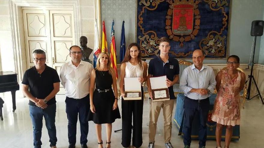 El Ayuntamiento rinde homenaje a Alba Ibáñez y Carlos Unanue