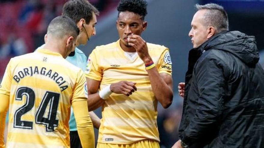 Antoni Mora atèn Johan Mojica durant el partit al Wanda Metropolitano contra l&#039;Atètic.