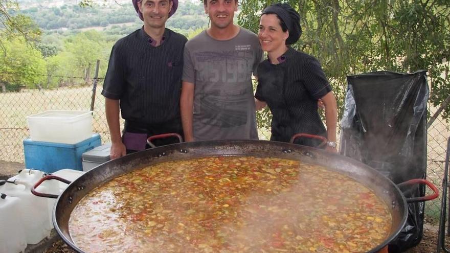 El candidato Mateu Matas &#039;Xurí&#039; con los cocineros.