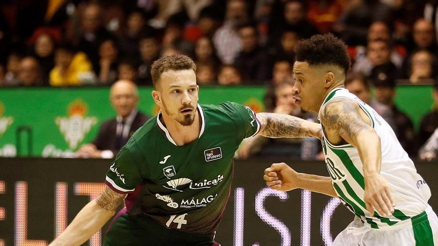 El Unicaja ganó en Sevilla después de anotar 88 puntos.