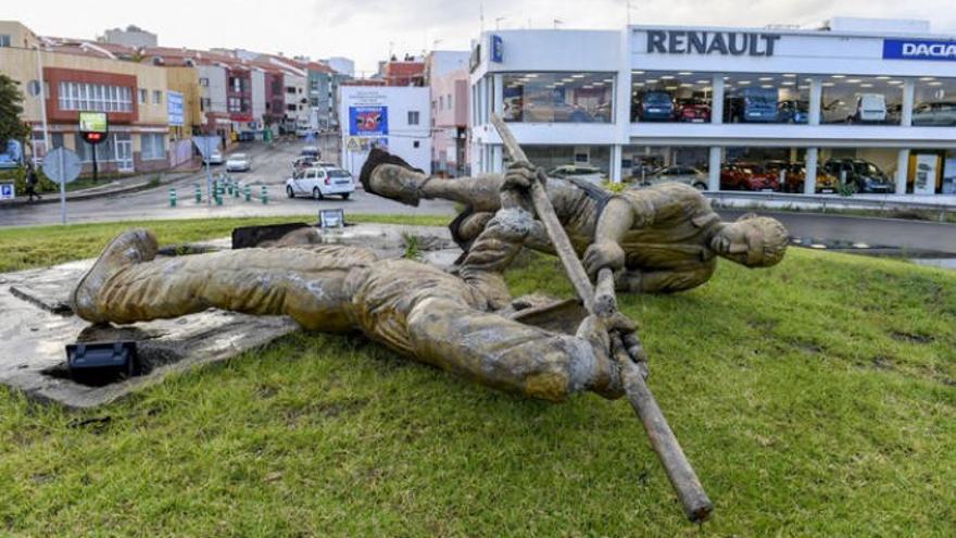 La escultura del Juego del Palo, tumbada por el viento