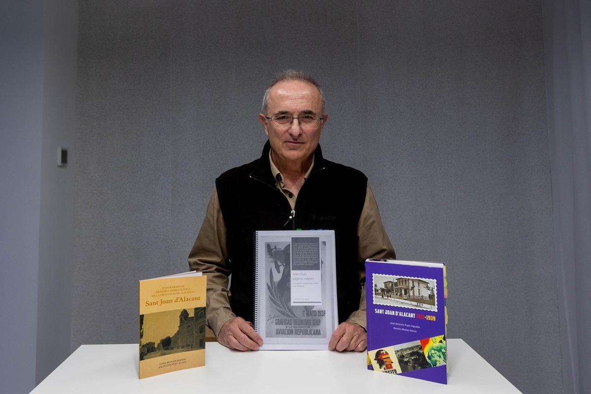 José Antonio Pujol Aguado, con los libros que ha escrito