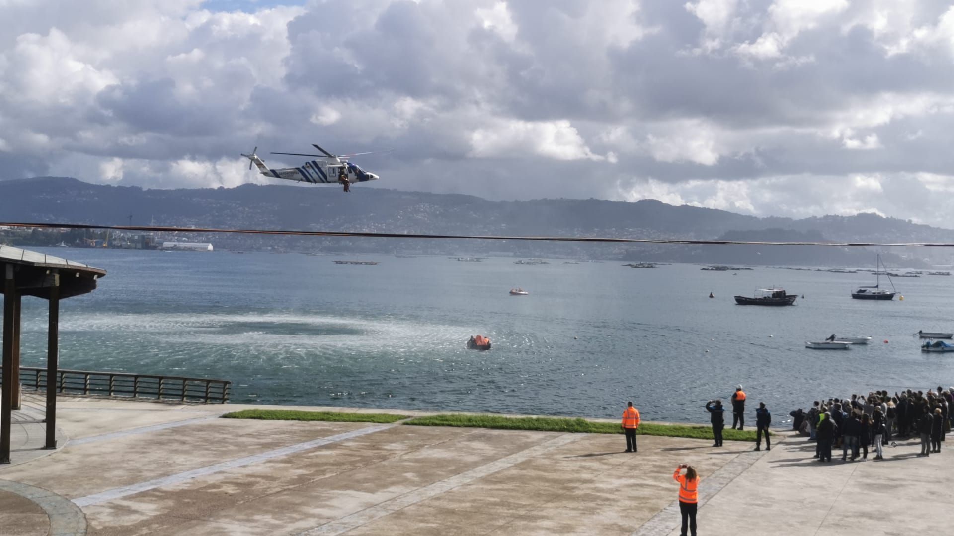 Escenas del simulacro de rescate frente a Moaña.