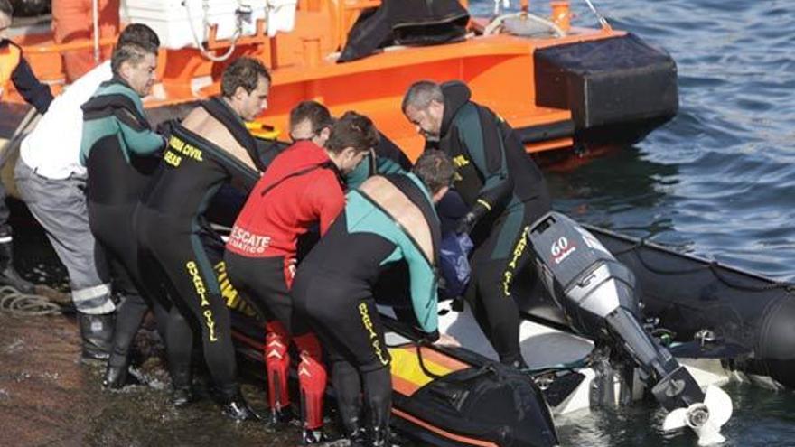 Los equipos de rescate trasladan a puerto el cadáver del pescador fallecido en Aguiño.  // Iñaki Abella