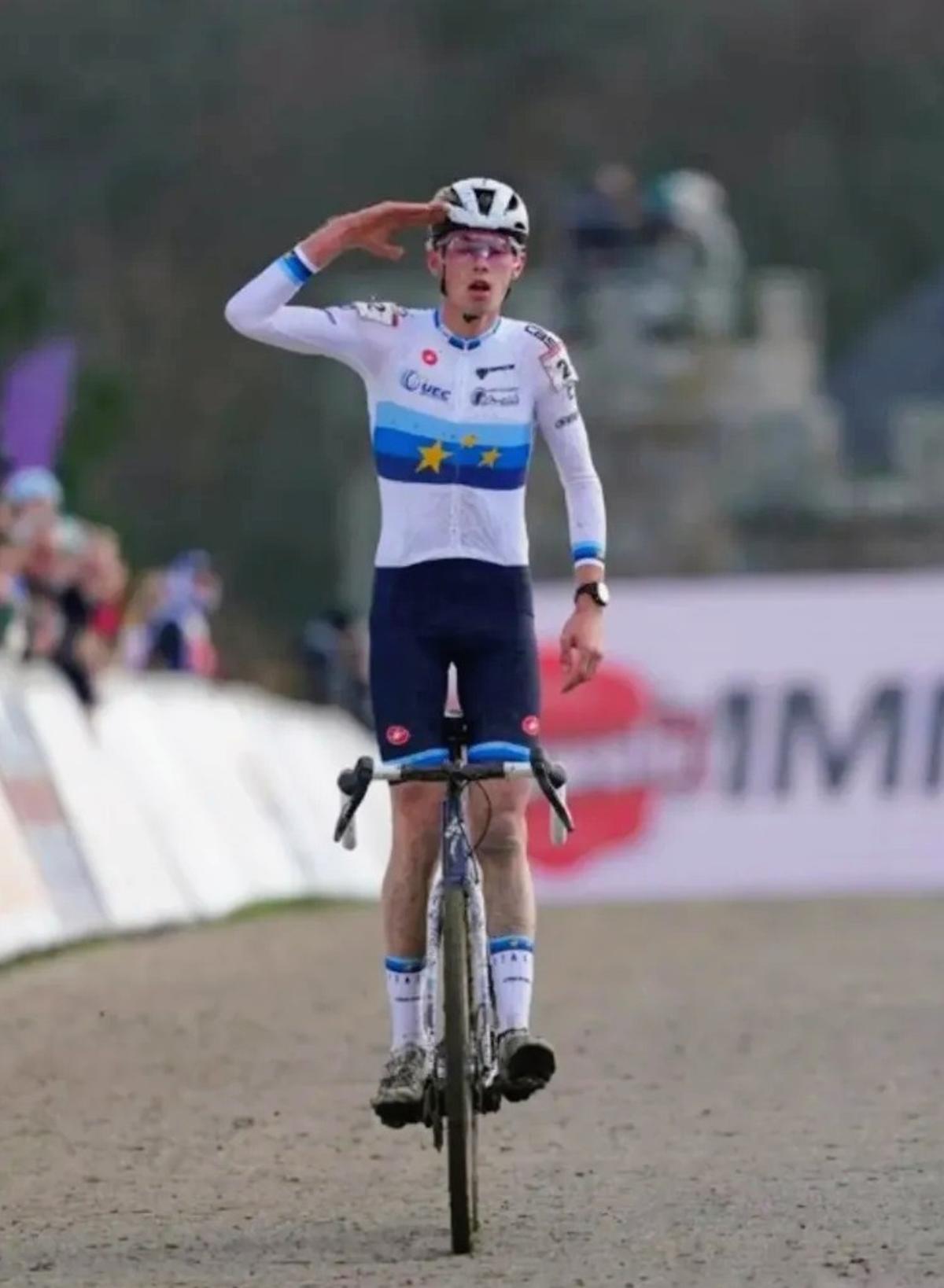 El ciclista italiano Filippo Grigolini tras ganar una carrera.