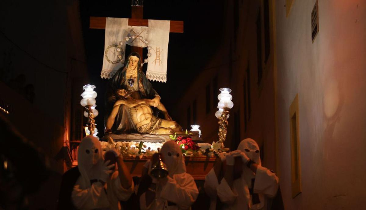 En primer término, uno de los nazarenos organizadores.
