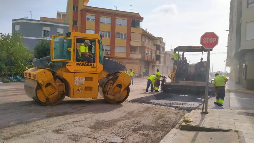 Benifaió reasfalta una transitada avenida muy erosionada