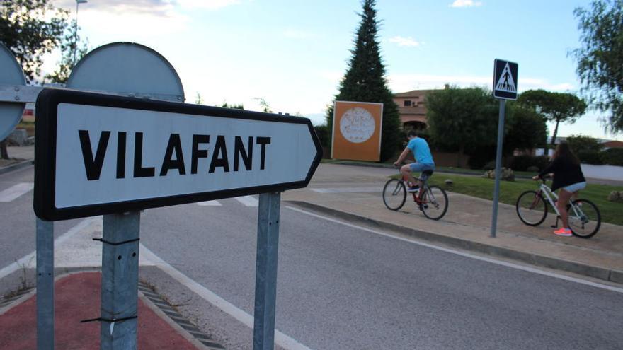 L&#039;accés a Vilafant des del Pont del Príncep.