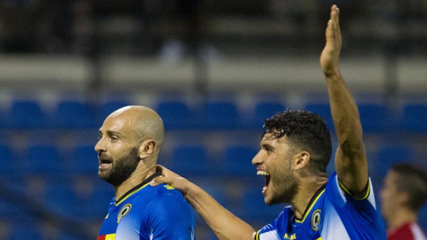 Moha celebra un gol junto a Chechu, la pasada campaña